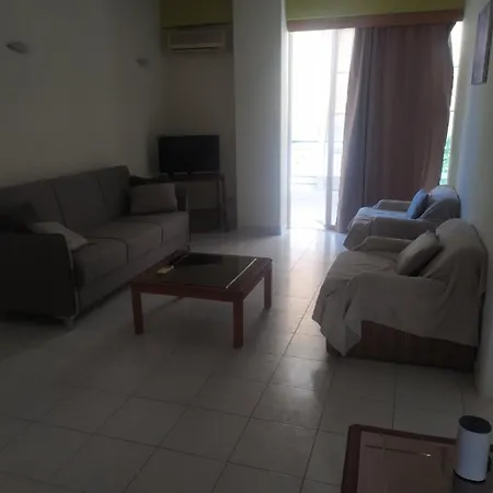 Pavlos 1st Floor In Apartamento Calamata